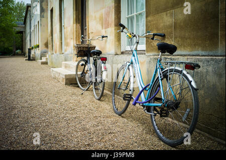 Student Fahrräder geparkt außerhalb studentisches Wohnen in Downing College, einem Teil von der University of Cambridge Stockfoto