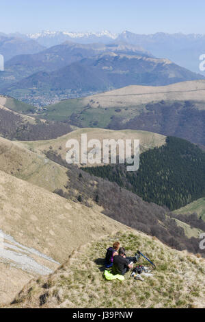 Monte Generoso, Schweiz - 8. April 2017: Menschen, die den Blick vom Monte Generoso in die Schweizer Alpen genießen Stockfoto