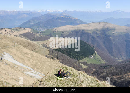 Monte Generoso, Schweiz - 8. April 2017: Menschen, die den Blick vom Monte Generoso in die Schweizer Alpen genießen Stockfoto