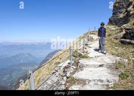 Monte Generoso, Schweiz - 8. April 2017: junge Klettersteig für Monte Generoso auf die Schweizer Alpen Stockfoto