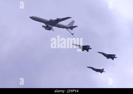 Ein Israeli Air Force Boeing 707 tanker Wanderwege der Schlauchleitung nach in Luftbetankung von F 15 C Kampfjets während einer Flugschau der israelischen Luftwaffe in Israel. Stockfoto