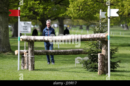 British Eventing Performance Coach Chris Bartle inspiziert Sprung 10 natürlich Langlauf während Tag eines 2017 Badminton Horse Trials. PRESSEVERBAND Foto. Bild Datum: Mittwoch, 3. Mai 2017. Vgl. PA Geschichte EQUESTRIAN Badminton. Bildnachweis sollte lauten: Andrew Matthews/PA Wire Stockfoto