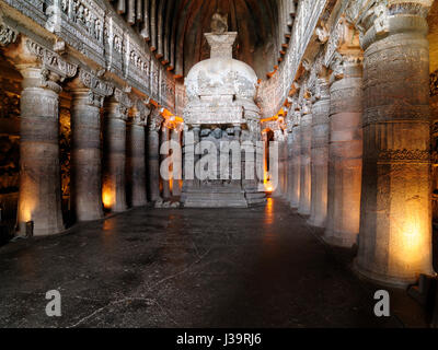 Zeigen Sie innerhalb des alten buddhistischer Felsentempel in Ajanta, Maharashtra, Indien (Unesco an) Stockfoto