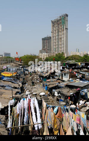 MUMBAI, Indien - 25 März: Menschen am Dhobi Ghat, der weltweit größten Outdoor-Wäsche in Mumbai Mumbai, 25. März 2010 Stockfoto