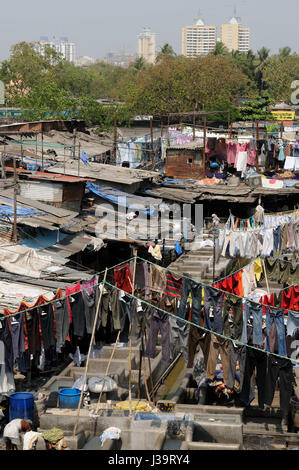 MUMBAI, Indien - 25 März: Menschen am Dhobi Ghat, der weltweit größten Outdoor-Wäsche in Mumbai Mumbai, 25. März 2010 Stockfoto