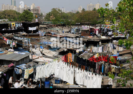 MUMBAI, Indien - 25 März: Menschen am Dhobi Ghat, der weltweit größten Outdoor-Wäsche in Mumbai Mumbai, 25. März 2010 Stockfoto