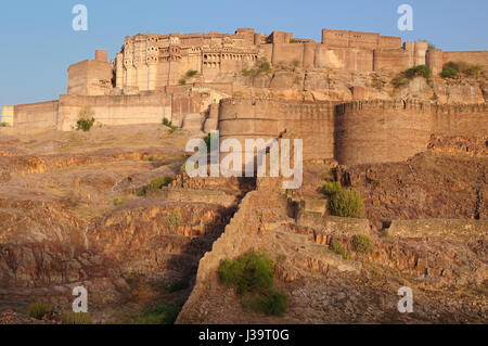 Majestätische Festung Maharaja von vielbereiste auf dem Hügel in der Nähe von vielbereiste Stadt in Indien. Rajasthan Stockfoto