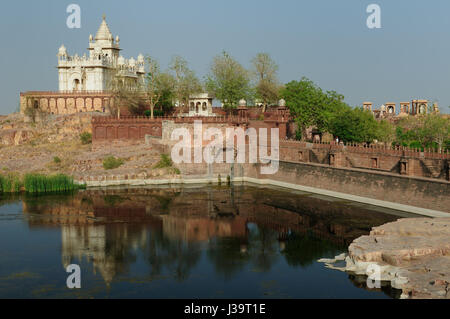 Weiße Marmor Denkmal Maharaja Jaswant Singh II auf dem Hügel in der Nähe von vielbereiste Stadt in Indien, Rajasthan Stockfoto