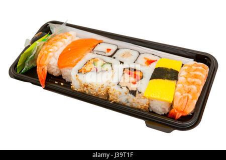 Satz von sortierten Sushi serviert in einer Kunststoffbox Stockfoto