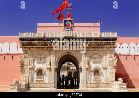 Haupttor zum Rattentempel (Karni Mata Mandir) in der Nähe von Bikaner, Rajasthan, Indien Stockfoto