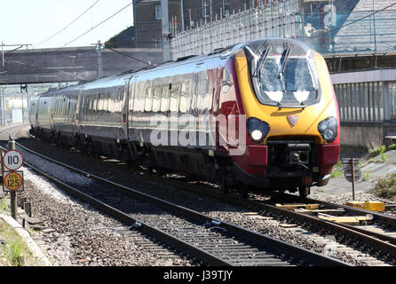 Virgin Voyager Klasse 221 Diesel Triebzug in Virgin West Coast-Lackierung, die durch Carnforth in Lancashire auf der West Coast Main Line (WCML). Stockfoto