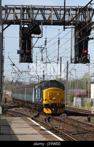 Klasse 37 Diesel elektrische Lokomotive 37405 DRS Livree mit Lok geschleppte Personenzug für Northern Carnforth Bahnhof angekommen. Stockfoto