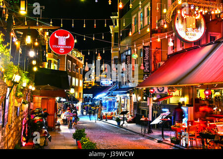ISTANBUL, Türkei - 24. April 2017: Restaurants sind große touristische Attraktion und wichtiger Teil des Nachtlebens in der Nachbarschaft Fläche von Sultan Ahmed M Stockfoto