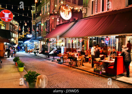 ISTANBUL, Türkei - 24. April 2017: Restaurants sind große touristische Attraktion und wichtiger Teil des Nachtlebens in der Nachbarschaft Fläche von Sultan Ahmed M Stockfoto