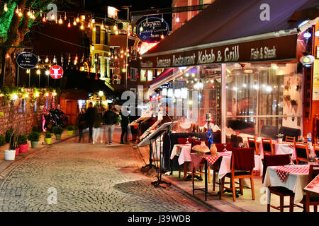 ISTANBUL, Türkei - 24. April 2017: Restaurants sind große touristische Attraktion und wichtiger Teil des Nachtlebens in der Nachbarschaft Fläche von Sultan Ahmed M Stockfoto