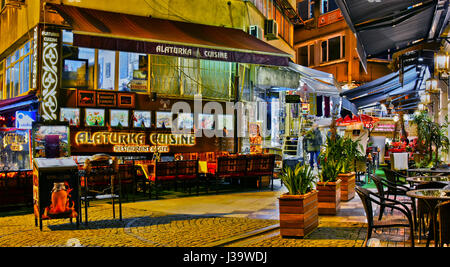 ISTANBUL, Türkei - 24. April 2017: Restaurants sind große touristische Attraktion und wichtiger Teil des Nachtlebens in der Nachbarschaft Fläche von Sultan Ahmed M Stockfoto