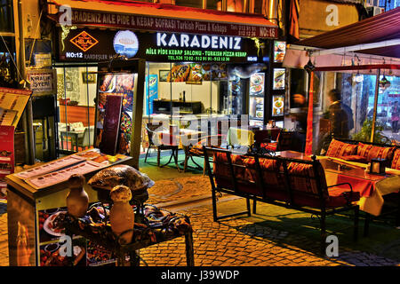 ISTANBUL, Türkei - 24. April 2017: Restaurants sind große touristische Attraktion und wichtiger Teil des Nachtlebens in der Nachbarschaft Fläche von Sultan Ahmed M Stockfoto