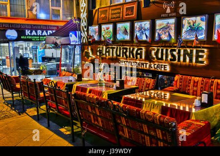 ISTANBUL, Türkei - 24. April 2017: Restaurants sind große touristische Attraktion und wichtiger Teil des Nachtlebens in der Nachbarschaft Fläche von Sultan Ahmed M Stockfoto