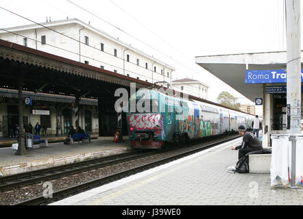Passagiere warten auf den Cororful Zug am Bahnhof Trastevere, Rom, Italien Stockfoto