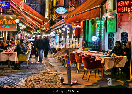 ISTANBUL, Türkei - 24. April 2017: Restaurants sind große touristische Attraktion und wichtiger Teil des Nachtlebens in der Nachbarschaft Fläche von Sultan Ahmed M Stockfoto