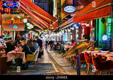 ISTANBUL, Türkei - 24. April 2017: Restaurants sind große touristische Attraktion und wichtiger Teil des Nachtlebens in der Nachbarschaft Fläche von Sultan Ahmed M Stockfoto