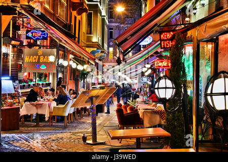 ISTANBUL, Türkei - 24. April 2017: Restaurants sind große touristische Attraktion und wichtiger Teil des Nachtlebens in der Nachbarschaft Fläche von Sultan Ahmed M Stockfoto