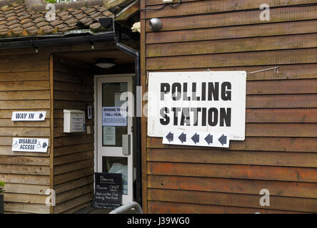 Eintrag Wegweiser am Eingang ein Wahllokal, Woking, Surrey, UK Stockfoto