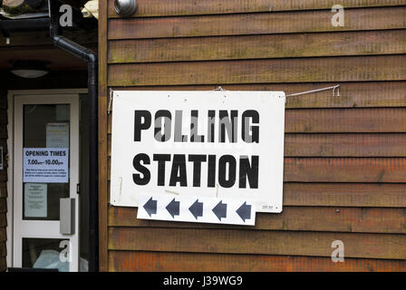 Eintrag Wegweiser am Eingang ein Wahllokal, Woking, Surrey, UK Stockfoto