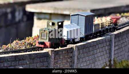 Modelleisenbahn im freien Stockfoto