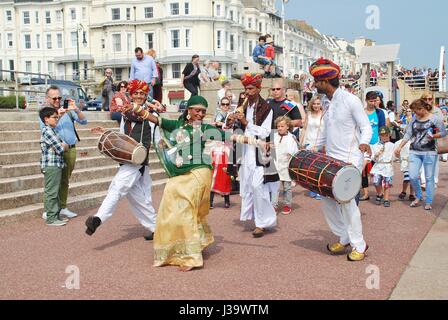 Musafir-Zigeuner von Rajasthan, indischen Musikgruppe parade entlang der Strandpromenade am St. Leonards Festival in St.Leonards-sur-mer am 12. Juli 2014. Stockfoto