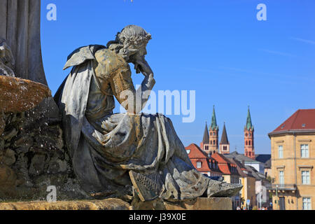 Deutschland, Unterfranken, in der Altstadt von Wuerzburg, Figur des Walther von der Vogelweide in Sinnender Pose am Frankoniabrunnen Vor der W?? rzbur Stockfoto