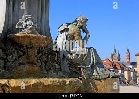 Deutschland, Unterfranken, in der Altstadt von Wuerzburg, Figur des Walther von der Vogelweide in Sinnender Pose am Frankoniabrunnen Vor der W?? rzbur Stockfoto