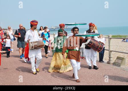 Musafir-Zigeuner von Rajasthan, indischen Musikgruppe parade entlang der Strandpromenade am St. Leonards Festival in St.Leonards-sur-mer am 12. Juli 2014. Stockfoto