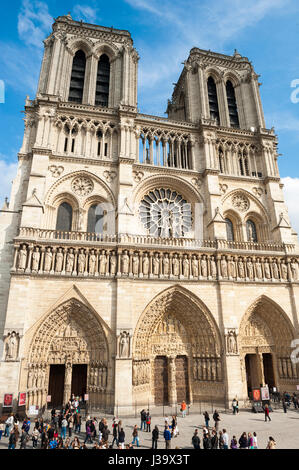 Herrliche Sicht auf die Fassade der Kathedrale von Notre Dame an einem hellen Morgen in Paris, Frankreich Stockfoto