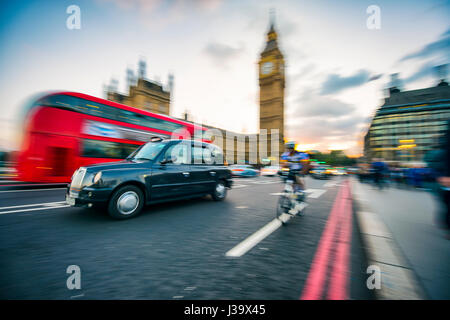 LONDON - 4. Oktober 2016: Verkehr Pässe in Bewegungsunschärfe auf Westminster Bridge, eine belebten Kreuzung, die neben den Houses of Parliament und Big Ben übergibt. Stockfoto