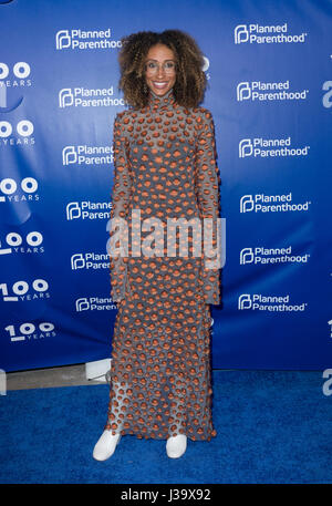 New York, NY USA - 2. Mai 2017: Teen Vogue Chefredakteurin Elaine Welteroth besucht der IPPF 100. Jubiläums-Gala am Pier 36 Stockfoto