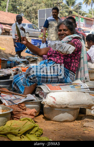 Keralas Frau verkaufen Fisch bei einem örtlichen Straßenmarkt in Kerala, Süd-Indien, Südasien Stockfoto