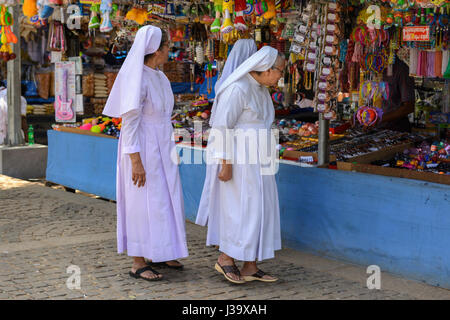 Drei Nonnen in Arthunkal Perunnal - ein religiöses Fest in St Andrew Basilika in Alappuzha (Alleppey), Kerala, Südindien, Arthunkal, Südasien Stockfoto