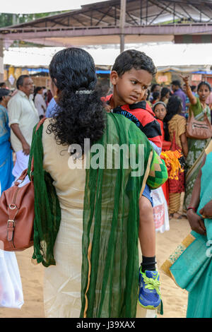 Keralas Menschen am Arthunkal Perunnal - ein religiöses Fest am St Andrew Basilika, Arthunkal, Alappuzha (Alleppey), Kerala, Süd-Indien, Südasien Stockfoto