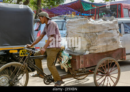 Ein Auslieferungsfahrer schlängelt sich durch den Verkehr mit seinem Velo-Rikscha in Alappuzha (Alleppey), Kerala, Südindien, Arthunkal, Südasien Stockfoto