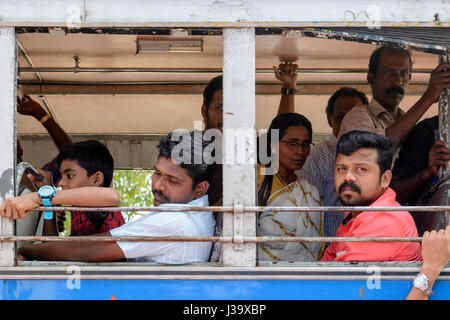 Keralas Menschen auf einem überfüllten Bus in Alappuzha (Alleppey), Kerala, Südindien, Arthunkal, Südasien Stockfoto