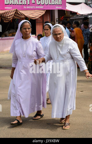 Drei Nonnen in Arthunkal Perunnal - ein religiöses Fest in St Andrew Basilika in Alappuzha (Alleppey), Kerala, Südindien, Arthunkal, Südasien Stockfoto