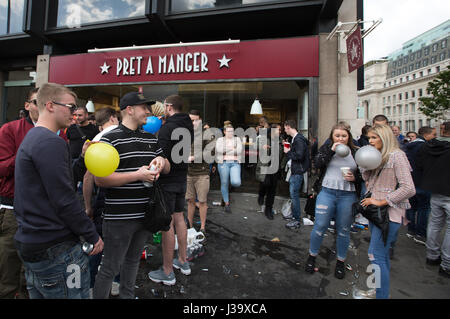 Junge Menschen auf den Straßen von London unter legal Highs, schnüffeln Lachgas eingeatmet in Ballons, Tower Bridge, London, Großbritannien Stockfoto