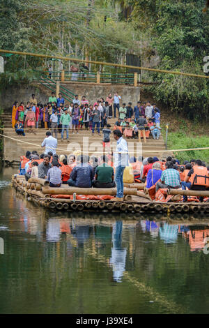 Einheimische feiern Tag der Republik in Indien mit dem Floß nach Kuruva Dweep (Kuruva Island), Bezirk Wayanad, Kerala, Südindien, Südasien Stockfoto