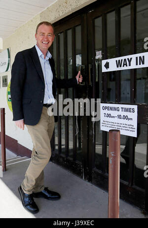 Editoren Hinweis alternative Ernte Liberal Democrats Tim Farron Besuche der Allithwaite Community Centre in Allithwaite, Cumbria, Wähler zu den Urnen bei Kommunalwahlen landesweit gehen. Stockfoto