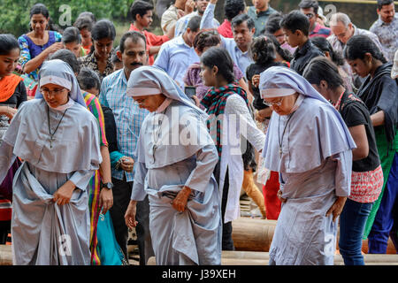 Drei Nonnen kommen Einheimische feiern Tag der Republik in Indien bei Kuruva Dweep (Kuruva Island), Bezirk Wayanad, Kerala, Südindien, Südasien Stockfoto