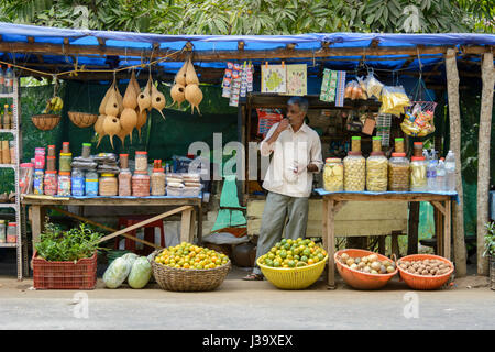 Essen Stände und Geschäfte außerhalb Wayanad Wildlife Sanctuary, Tholpetty, Wayanad Distrikt, Kerala, Süd-Indien, Südasien Stockfoto