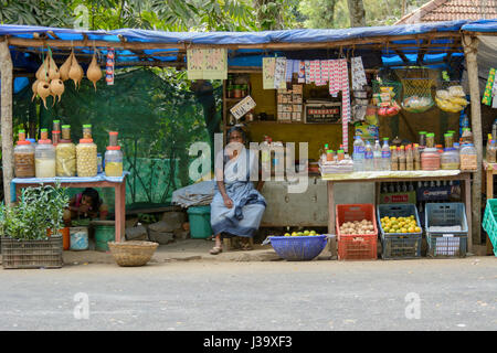 Essen Stände und Geschäfte außerhalb Wayanad Wildlife Sanctuary, Tholpetty, Wayanad Distrikt, Kerala, Süd-Indien, Südasien Stockfoto