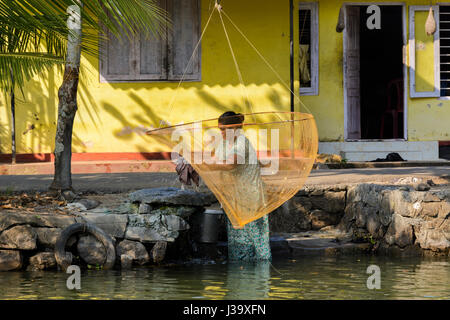 Täglichen Leben: eine Keralas Frau macht ihre Wäsche an den Ufern der Kerala Backwaters, Alappuzha Bezirk, Kerala, Süd-Indien, Südasien Stockfoto