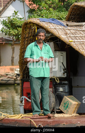 Keralas Bootsmann auf einem Hausboot (Kettuvallam) auf den Backwaters von Kerala, Alappuzha Bezirk, Kerala, Süd-Indien, Südasien Stockfoto